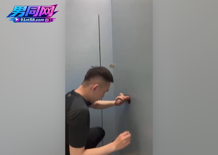 直男大学生深夜鸟洞冒险 被巨根投喂到嘴巴溢精 坚硬大鸡巴让人欲罢不能