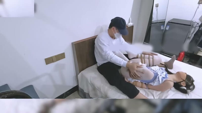 双马尾洋装捆绑玩弄 蒙眼捂嘴手伸进衣服狂摸奶子